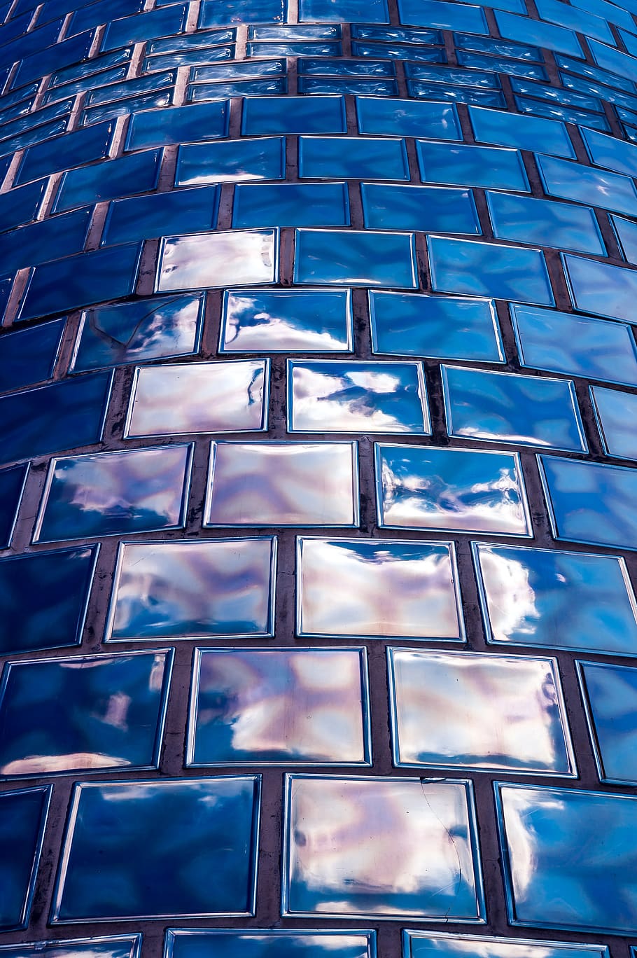 quadrat, blau, ceràmica, enrajolat, superfície, arquitectura, edifici, primer pla, disseny, tir en angle baix, modern, patró, reflexió, forma, textura, rajoles, urbà, vista d’angle baix, fons, estructura construïda, marc complet, exterior de l'edifici, cap gent, núvol - cel, cel, dia, oficina, naturalesa, repetició, a l'aire lliure, exterior d’edifici d’oficines, 5K