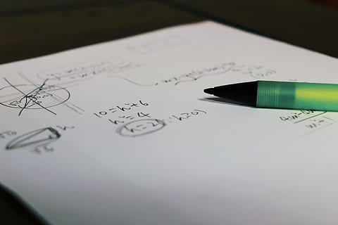 Mathematik, Studie, Bleistift, Scharf, trainieren, Prüfung, Die gleichung, USD, eine gerade Linie, Dreieck, Pythagoras, Papier-, Briefpapier, grau, Weiß, schwarz, die Formel, dieser Wagenbestand, Funktion, Grün, Nahansicht, Stift, Text, drinnen, Handschrift, keine Leute, Kommunikation, Stillleben, selektiver Fokus, westliche Schrift, Schreibgerät, High Angle View, Emotion, dokumentieren, Schreiben, Kreativität, Korrespondenz, Zeichnung - Kunstprodukt, Füller, kritzeln, Liebesbrief, 4K, CC0, gemeinfrei, lizenzfrei