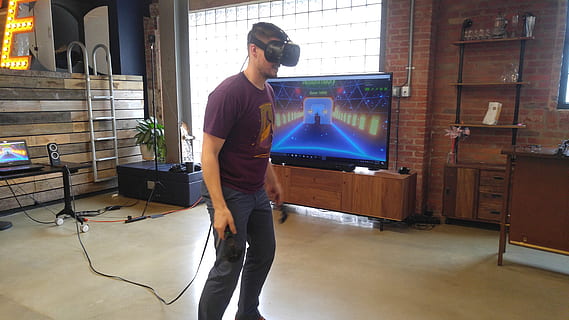 vr, virtuelle Realität, Technologie, Technik, Spiele, Menschen, Mann, bauen, eine Person, drinnen, Stehen, halten, echte Menschen, Besetzung, in voller Länge, Arbeiten, Männer, Legere Kleidung, suchen, junger Erwachsener, Fenster, junge Männer, Seitenansicht, Erwachsene, Mitte Erwachsener, Männer mittleren Alters, Design-Profi, 5K, CC0, gemeinfrei, lizenzfrei