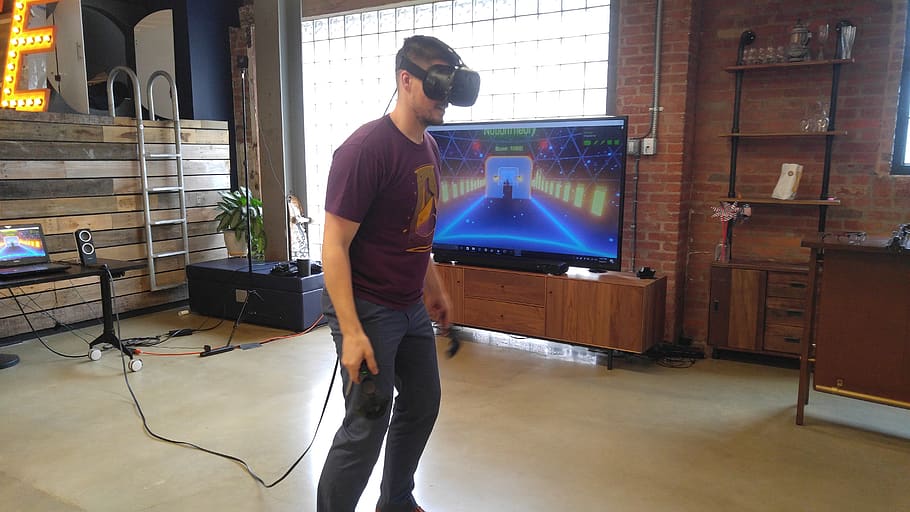 vr, realitat virtual, tecnologia, jocs, gent, home, construir, una persona, a l'interior, de peu, celebració, persones reals, ocupació, longitud completa, treball, homes, roba casual, mirant, adult jove, finestra, home jove, vista lateral, adult, mig adult, homes de mitjana edat, professional del disseny, 5K