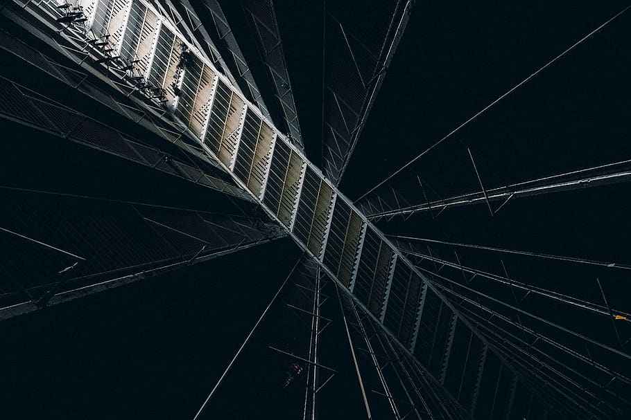 graue Leiter, die Architektur, städtisch, Natur, draußen, treppe, eben, alt, Wohnung, diagonal, Gerade, Spinnennetz, Dreieck, Venen, Licht, Gebäude, Maschine, Fenster, Turm, Kirchturm, gebaute Struktur, Nacht-, Flachwinkelansicht, Verbindung, keine Leute, Himmel, Gebäudehülle, Kraftstoff- und Stromerzeugung, beleuchtet, Stadt, große Höhe, Muster, Lichtanlage, modern, Kabel, klarer Himmel, Elektrizität, Komplexität, Netzteil, direkt darunter, Wolkenkratzer, 5K