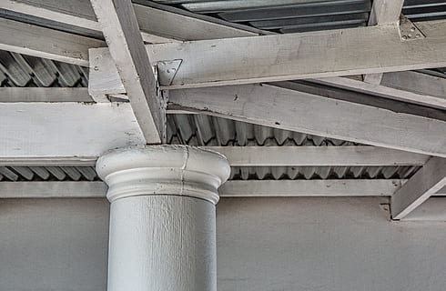 biga, suport, construcció, arquitectura, disseny, estructura construïda, columna arquitectònica, cap gent, indústria, vista d’angle baix, patró, exterior de l'edifici, tub de tub, primer pla, espiral, connexió, metall, a l'aire lliure, canonada, fàbrica, gris, dia, sostre, viga, concret, aliatge, biga del sostre, directament a sota, 5K, CC0, domini públic, lliure de regalies