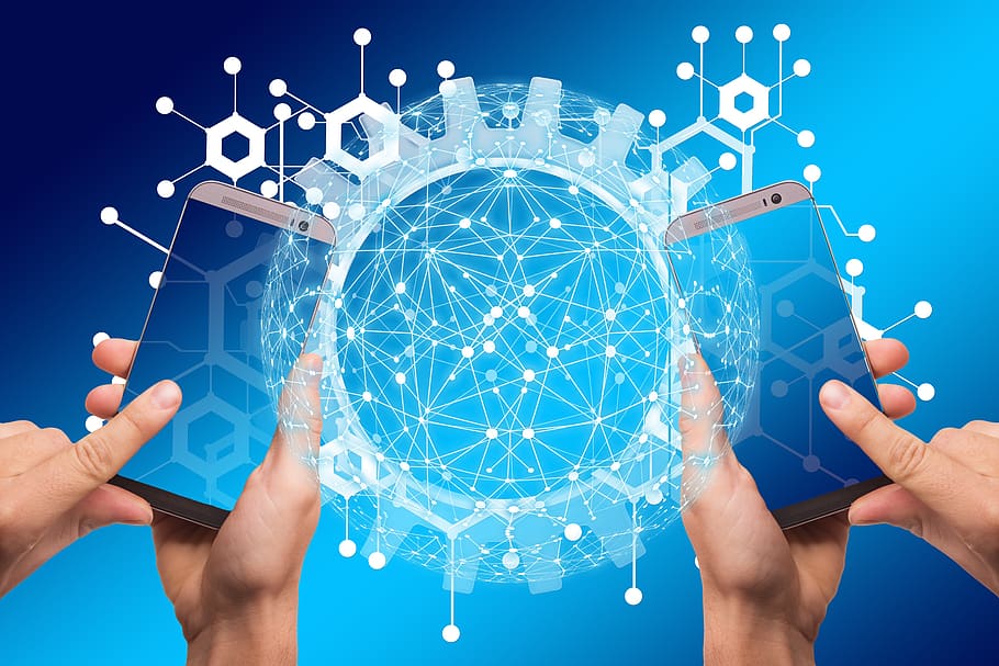 smartphone, xarxa, treballar, equipament, engranatges, cadena de blocs, globus, digitalització, comunicació, a tot el món, mà, parada, seguretat, connexió, global, tecnologia, digital, mà humana, part del cos humà, blau, xarxes socials, tecnologia sense fils, Internet, xarxa d’ordinadors, gent, adult, comunicacions globals, celebració, homes, fons blau, forma, dades, ordinador, dit, ciberespai, 5K