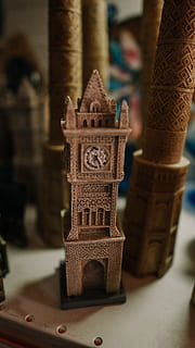 budynek, architektura, wieża, wieża zegarowa, filar, kolumna, zegar analogowy, zegar, archeologia, zabawka, Miasto, miejski, metropolia, iglica, wieża kościelna, świątynia, dzwonnica, statuetka, kult, skupić się na pierwszym planie, wewnątrz, zbliżenie, sztuki i rzemiosła, przypadkowi ludzie, rzemiosło, selektywne skupienie, wiara, kreatywność, religia, stół, reprezentacja, ludzka reprezentacja, kultura i rozrywka artystyczna, 5K, CC0, domena publiczna, darmowe zdjęcia