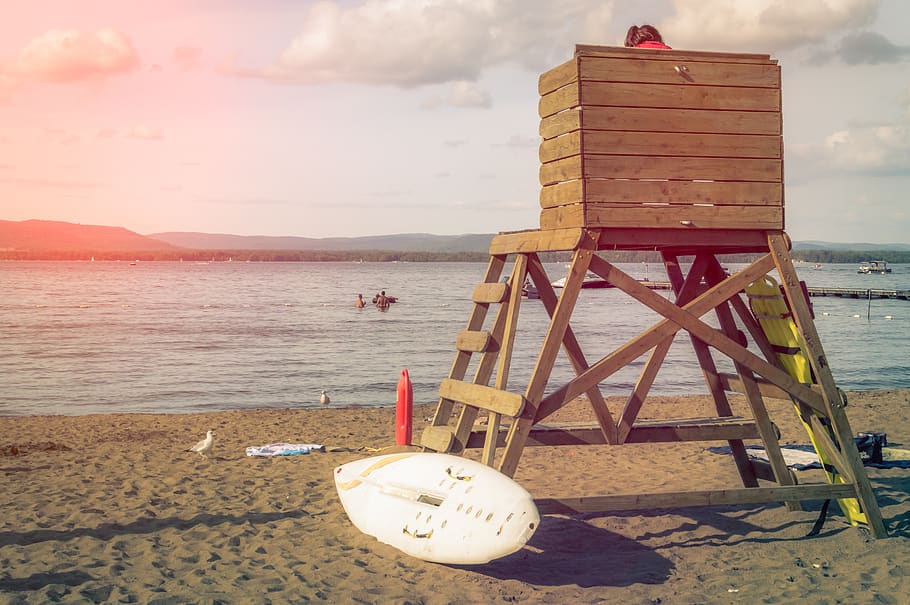 cielo, nubes, agua, playa, nadando, arena, surf, tabla de surf, Salvavidas, Gaviota, barcos, madera, mar, tierra, nube - cielo, belleza en la naturaleza, naturaleza, paisajes - naturaleza, tranquilidad, material de madera, escena tranquila, día, escena no urbana, al aire libre, nadie, montaña, idílico, 5K