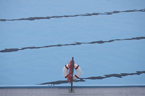 Schwimmbad, Blau, schweben, minimal, Wes Anderson, Wasser, Sommer-, Linien, echte Menschen, Lebensstile, eine Person, Freizeitbeschäftigung, Natur, Tag, Frau, Schönheit in der Natur, ausüben, Rückansicht, Yoga, Entspannungsübung, Himmel, in voller Länge, gesunder Lebensstil, Sport, Kleidung, draußen, menschlicher Arm, 4K, CC0, gemeinfrei, lizenzfrei