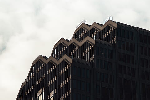 edificio de gran altura gris, arquitectura, estructura construida, cielo, exterior del edificio, ventana, vista de ángulo bajo, edificio, nube - cielo, naturaleza, día, al aire libre, nadie, luz del sol, material de vidrio, ciudad, Distrito residencial, modelo, industria, oficina, 5K, CC0, dominio público, libre de derechos