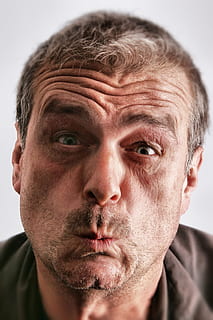 cara, home, estúpid, distorsionat, boca, retrat, adults, humà, divertit, expressió, persona, tirada al cap, primer pla, una persona, barba, homes, adult, pèl facial, vista frontal, a l'interior, mascles, adult madur, mirant la càmera, tir de l'estudi, seriós, homes madurs, rostre humà, part del cos, contemplació, depressió - tristesa, Fruncir el ceño, cella, 2K, CC0, domini públic, lliure de regalies