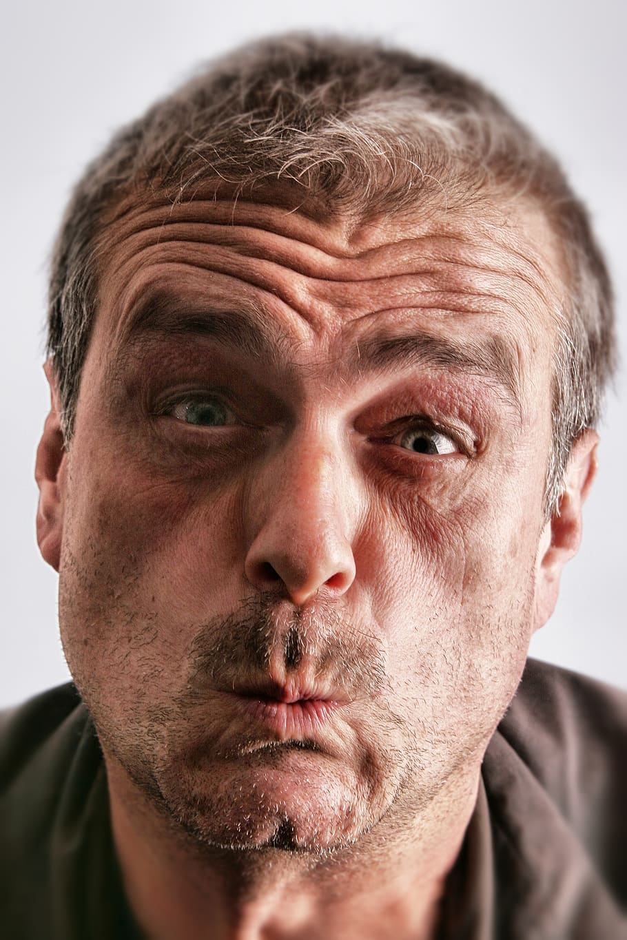 cara, home, estúpid, distorsionat, boca, retrat, adults, humà, divertit, expressió, persona, tirada al cap, primer pla, una persona, barba, homes, adult, pèl facial, vista frontal, a l'interior, mascles, adult madur, mirant la càmera, tir de l'estudi, seriós, homes madurs, rostre humà, part del cos, contemplació, depressió - tristesa, Fruncir el ceño, cella, 2K