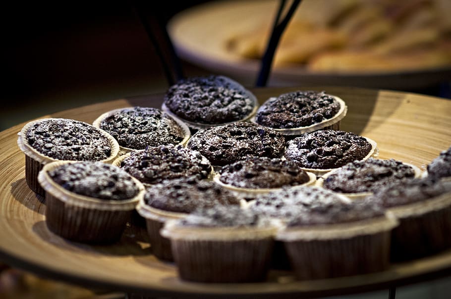 brownies al forn, enfornar, al forn, cocció, marró, brownie, brownies, pastís, xocolata, cupcake, muffin, muffins, dolç, menjar i beguda, menjar, a l'interior, enfocament selectiu, cap gent, frescor, primer pla, material de fusta, contenidor, alimentació saludable, negocis, planta, benestar, naturalesa, menjar dolç, aliments secs, casolà, fruita, agricultura, luxe, 4K