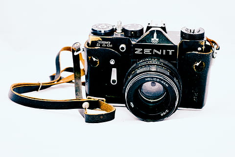 càmera zenit negra, electrònica, corretja, càmera digital, helios, helios 44m, zenit ttl olympia, pel·lícula, olimpia, càmera, zenit ttl, ttl, analògic, zenit, cuir, retro, ussr, zenit olympia, vintage, Rússia, tapa de lent, temes de fotografia, tecnologia, fons blanc, càmera - equip fotogràfic, tir de l'estudi, primer pla, natura morta, a l'interior, sol objecte, cap gent, equip fotogràfic, estil retro, color negre, vell, lent - instrument òptic, antiguitat, equipament, tallar, càmera slr, 4K, CC0, domini públic, lliure de regalies