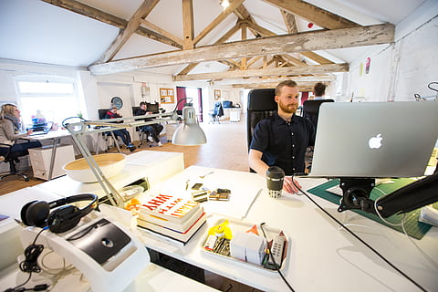 uomo, analizzare, cercare, guardare, macbook, persona, umano, persone, scrivania, Regno Unito, Ashley Road, sano, ufficio, interior design, mobilia, tavolo, costruzione, fienile convertito, lampada, attività commerciale, architettura, design moderno, progettista, creativo, in casa, persone reali, uomini, computer, occupazione, lavoro, tecnologia, comunicazione, maschi, il computer portatile, in piedi, connessione, persone accessorie, adulto, 5K, CC0, dominio pubblico, privo di copyright