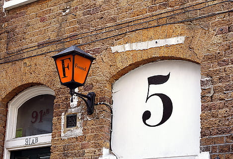 bygning, struktur, væg, vindue, dør, nummer, bygget struktur, arkitektur, bygning udvendig, murbygningsfunktion, ingen mennesker, lav vinkel visning, meddelelse, dag, belysningsudstyr, mursten, udendørs, murstens væg, skilt, tekst, natur, lanterne, 4K, CC0, offentligt domæne, royaltyfrie