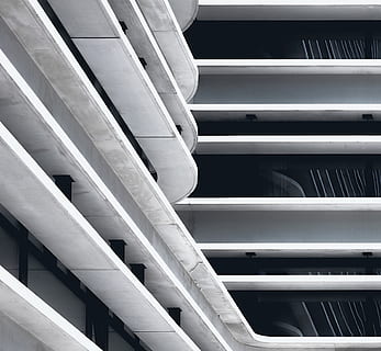 edificio bianco, struttura costruita, nessuno, modello, architettura, in casa, fotogramma intero, Inquadratura dal basso, sfondi, costruzione, giorno, ripetizione, mensola, gradini e scale, di fila, avvicinamento, scaffali, caratteristica architettonica, soffitto, 5K, CC0, dominio pubblico, privo di copyright