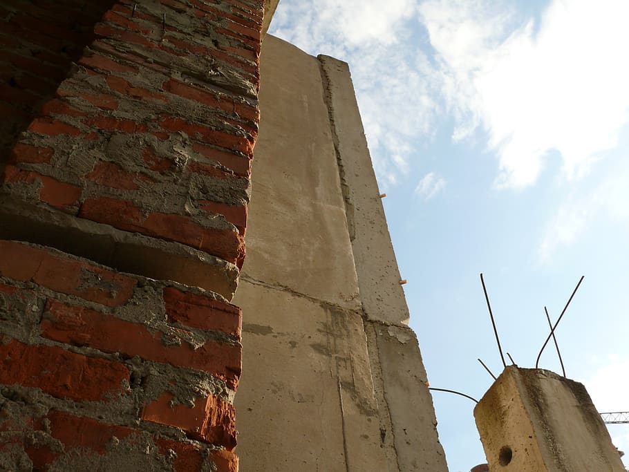 paret de maó, construcció, edifici, paret, vista d’angle baix, estructura construïda, arquitectura, cel, exterior de l'edifici, núvol - cel, dia, cap gent, naturalesa, maó, a l'aire lliure, vell, generació de combustible i energia, aerogenerador, funció de construcció de parets, turbina, conservació del medi ambient, 2K