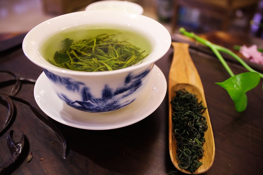 tè verde, tè, cerimonia del tè, cibo e bevande, bevanda calda, tè - bevanda calda, bere, cibo, freschezza, rinfresco, foglia, parte vegetale, in casa, tavolo, tazza, benessere, erba, nessuno, tazza di tè, colore verde, mangiare sano, piattino, vasellame, tè alle erbe, foglia di menta - culinaria, foglie di tè, 5K