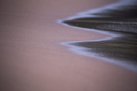 plaja cu nisip maro, sol, nisip, natură, în aer liber, dună, Guadeloupe, Deshaies, deşert, decor, plajă, mare, peisaj, teren, gri, val, caribbean, apă, coastă, ocean, linia țărmului, selectiv, nici o persoana, sportiv, umbră, calea și câmpul, a închide, absență, curba, fundaluri, extreme close-up, drum, spațiu copie, simplitate, zi, abstract, model, suprafață, 5K, CC0, domeniu public, fără drepturi de autor