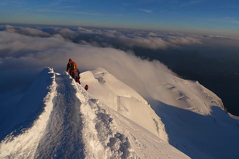 afstamning, udsigt, bjergtop, bjerg, skyer, sne, vinter, fritidsaktivitet, kold temperatur, skønhed i naturen, sport, himmel, scenics - natur, rigtige mennesker, livsstil, eventyr, vintersport, natur, ikke-urbane scene, dag, ferier, ferie, rolig scene, bjergkæde, snedækket bjerg, udendørs, varme tøj, 2K, CC0, offentligt domæne, royaltyfrie