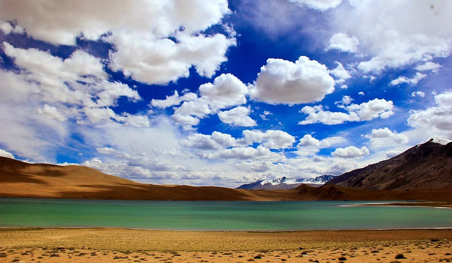 marró, muntanyes, blau, cel, platja, cel blau, núvols, medi ambient, idíl·lic, paisatge, muntanya, natural, naturalesa, sorra, escènic, estiu, sol, posta de sol, vacances, aigua, escenics - natura, núvol - cel, bellesa a la natura, escena tranquil·la, tranquil·litat, llac, Serra, terra, escena no urbana, destinacions de viatge, desert, cap gent, dia, a l'aire lliure, llacuna, clima, sal plana, semiàrid, clima àrid, 1080P