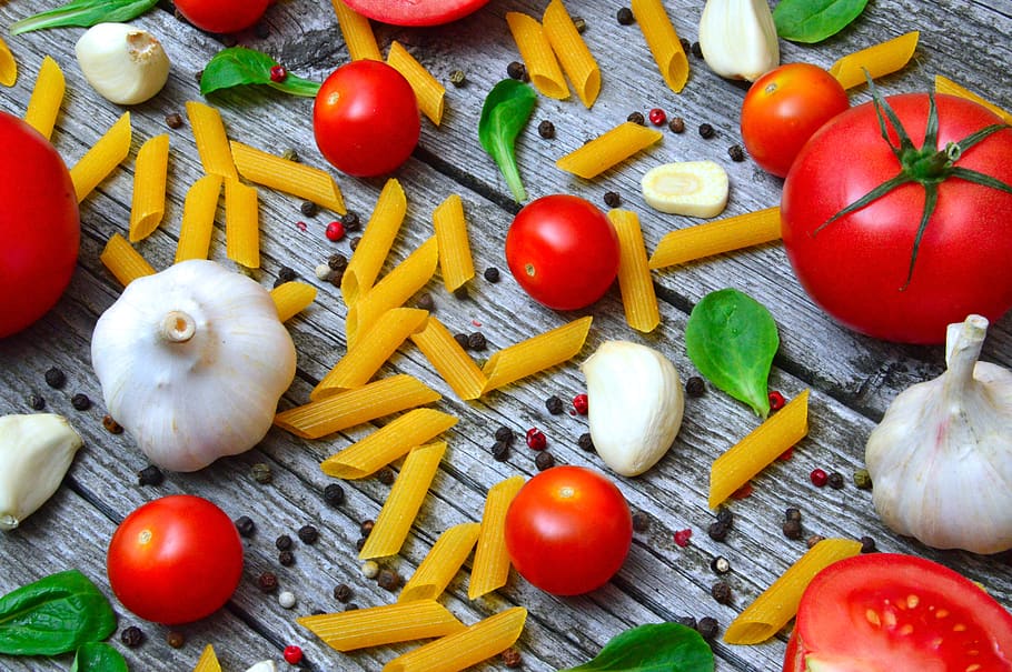 grønnsaker, tomater, pepper, rød, tre, humør, sunn, fersk, mat, vegetarianer, rå, vitamin, ingredienser, spiser, nydelig, vitaminer, italiensk, pasta, hvitløk, grønnsak, tomat, mat og Drikke, spise sunt, frukt, velvære, friskhet, stor gruppe gjenstander, ingen folk, høy vinkel visning, innendørs, nærbilde, stilleben, Cherry tomat, rett over, italiensk mat, ingrediens, urt, vegetarisk mat, 5K