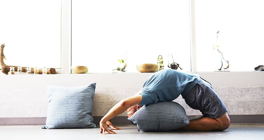 uomo, sessione di yoga, umano, persone, persona, yoga, interior design, Home decor, cuscino, mensola, maschio, piegare, fitness, finestra, ciotola, Salute, allungare, posa, attività ricreative, mobilia, una persona, lunghezza intera, abbigliamento casual, sdraiarsi, rilassamento, in casa, stili di vita, divano, giorno, interno di casa, giovane adulto, persone reali, stanza domestica, attività di svago, ripieni, pavimentazione, acconciatura, 5K