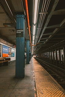 grauer Bahnhof, New York City, Nyc Transit, Nyc, Gelb, führende Linie, Licht, Jefferson Street, Zug kommt, U-Bahnstation, U-Bahn, Bahnhof, Zug, Schienenverkehr, öffentliche Verkehrsmittel, Eisenbahnstation, Transport, Bahnsteig, die Architektur, Transportmittel, Bahngleis, Spur, drinnen, gebaute Struktur, beleuchtet, Reise, der Weg nach vorn, Zug - Fahrzeug, Richtung, keine Leute, Decke, architektonische Säule, Plattform, 5K, CC0, gemeinfrei, lizenzfrei