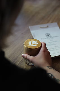 selectivo, foto de enfoque, persona, participación, vaso, bebida, difuminar, cafeína, capuchino, de cerca, café, taza de café, bebida de cafe, taza de cafe, profundidad de campo, beber, atención, mano, latté, arte latte, mano humana, parte del cuerpo humano, una persona, comida y bebida, café - bebida, jarra, gente real, adentro, refresco, estilos de vida, vista de alto ángulo, persona irreconocible, mesa, bebida caliente, dedo, 5K, CC0, dominio público, libre de derechos