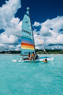 Blau, rot, Segelboot, Wolken, Tageslicht, Landschaft, Natur, Ozean, Menschen, Segeln, szenisch, Meer, seelandschaft, Himmel, Transportsystem, Wasser, Wassersport, Wasserfahrzeug, Wellen, wolke - himmel, echte Menschen, Transport, Ufergegend, Tag, Gruppe von Leuten, Transportmittel, Szenen - Natur, Lebensstile, Freizeitbeschäftigung, Schönheit in der Natur, Männer, draußen, türkisfarben, 5K, CC0, gemeinfrei, lizenzfrei