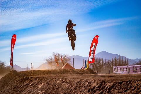 mand, ridning, motocross snavs cykel, stunt, handling, skyer, dagslys, dagtimerne, snavs cykel, støv, hoppe, landskab, motorcykel, bjerg, udendørs, person, rytter, naturskøn, himmel, sne, jord, sport, spore, fuld længde, ekstrem sport, bevægelse, Midt i luften, en person, fritidsaktivitet, natur, dygtighed, eventyr, vitalitet, dag, vintersport, aktivitet, risiko, frihed, spænding, 5K, CC0, offentligt domæne, royaltyfrie