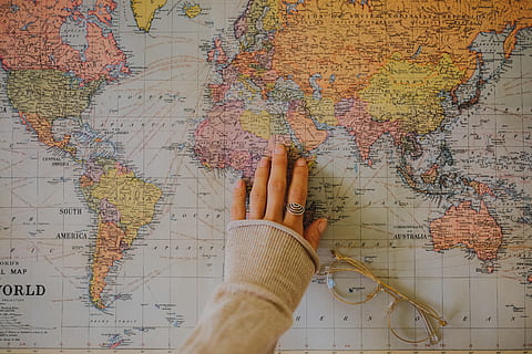 Diagramm, Karte, Handlung, Mensch, Person, Atlas, Schuhwerk, bekleidung, Kleidung, Socke, Schuh, Teppich, Finger, Weltraum, Platz, Astronomie, Universum, Planet, Globus, Segeltuch, Weltkarte, menschliches Körperteil, drinnen, menschliche Hand, Hand, Menschen, Körperteil, Reise, High Angle View, Beratung, Richtung, echte Menschen, menschlicher Finger, Geschäft, Tabelle, physische Geographie, Lebensstile, 5K, CC0, gemeinfrei, lizenzfrei