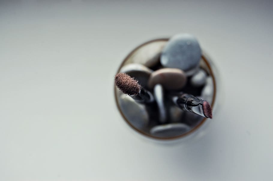 due pennelli per il trucco, fagiolo, cibo, pianta, produrre, verdura, flora, grigio, ciottolo, confetteria, dolci, girato in studio, in casa, avvicinamento, nessuno, sfondo grigio, natura morta, sfondo colorato, cibo e bevande, vista dall'alto, messa a fuoco selettiva, tavolo, concentrarsi sulle conoscenze acquisite, tazza, utensile da cucina, freschezza, gioielli, boccale, cucchiaio, lusso, 2K