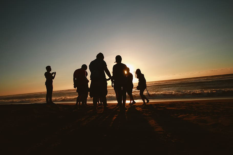 foto di silhouette, persone, riva del mare, retroilluminato, spiaggia, buio, amici, tempo libero, natura, oceano, Oceanshore, Oceanside, ricreazione, sabbia, scenario, panoramico, mare, cielo, Alba, tramonto, insieme, acqua, onde, terra, gruppo di persone, persone reali, scenics - natura, orizzonte sull'acqua, bellezza nella natura, orizzonte, stili di vita, attività di svago, solidarieta, uomini, colore arancione, silhouette, sole, all'aperto, 2K