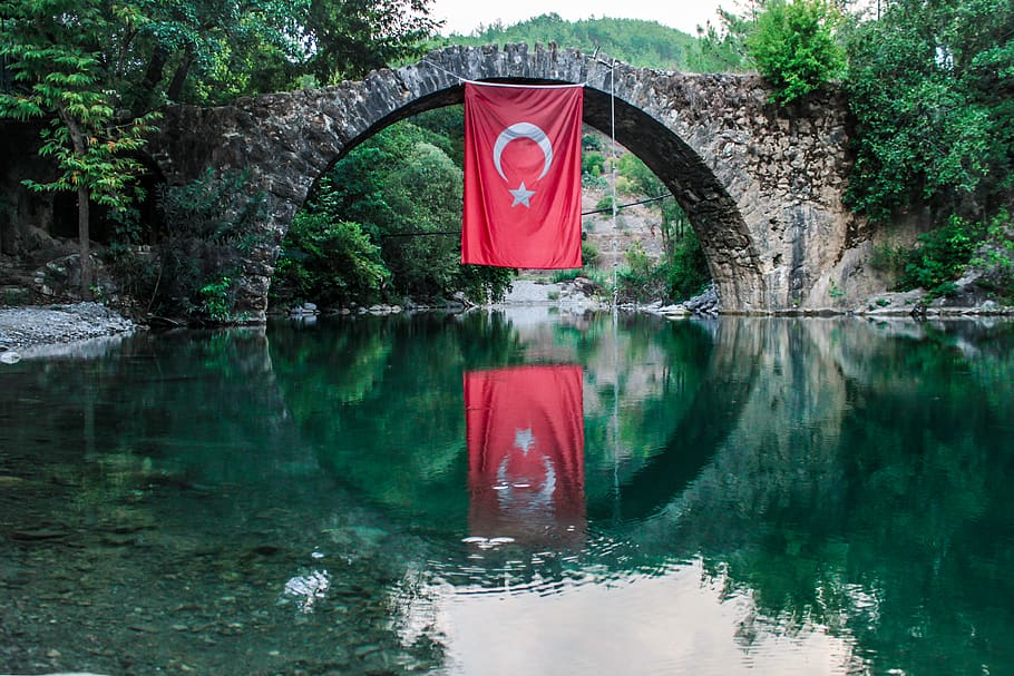 bandera de gall dindi, penjant, pont, arquitectura, reflexió, gall dindi, aigua, arbre, planta, vermell, davant del mar, llac, dia, naturalesa, cap gent, a l'aire lliure, estructura construïda, bellesa a la natura, color verd, escenics - natura, creixement, tranquil·litat, 4K