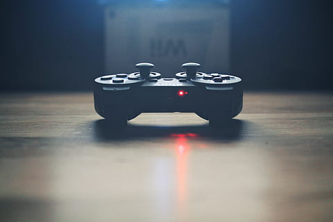 trasformato, senza fili, controller di gioco dualshock, in casa, tavolo, nessuno, natura morta, avvicinamento, tecnologia, messa a fuoco selettiva, riflessione, singolo oggetto, comunicazione, precisione, legno - materiale, cultura artistica e intrattenimento, due oggetti, connessione, livello di superficie, assenza, movimento, giocattolo, girato in studio, accessorio personale, 4K, CC0, dominio pubblico, privo di copyright