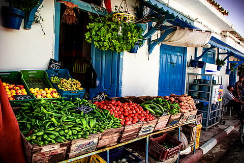 grøntsager butik, plante, person, human, marked, dør, mad, frugt, fremstille, butik, basar, الجمهورية التونسية, vandmelon, grøntsag, squash, melon, købmand, pude, hylde, banan, sund kost, friskhed, mad og drikke, valg, velvære, variation, markedsbod, beholder, overflod, stor gruppe af objekter, til salg, detail, kasse, dag, bygning udvendig, arkitektur, ingen mennesker, udendørs, salg, gademarked, 5K, CC0, offentligt domæne, royaltyfrie