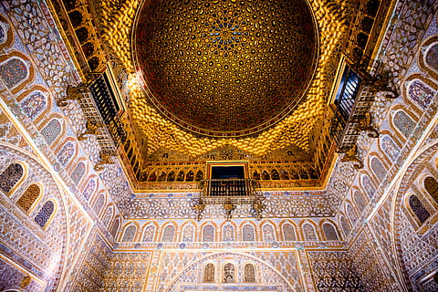 interior d’edifici de cúpula, arquitectura, religió, estructura construïda, creença, destinacions de viatge, lloc de culte, a l'interior, espiritualitat, cap gent, edifici, patró, sostre, artesania, art i artesania, decoració, disseny, cultura i entreteniment artístic, cal·ligrafia, ornamentat, luxe, 5K, CC0, domini públic, lliure de regalies