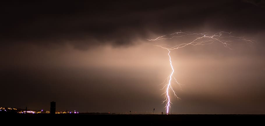 lyn tapet, tordenvejr, lyn, udendørs, vejr, storm, natur, nat, magt i naturen, sky - himmel, strøm, himmel, skønhed i naturen, advarselsskilt, skilt, meddelelse, belyst, forked lightning, storm sky, ingen mennesker, arkitektur, dramatisk himmel, ildevarslende, bybilledet, ekstremt vejr, lilla, skyskraber, aggression, meteorologi, 2K