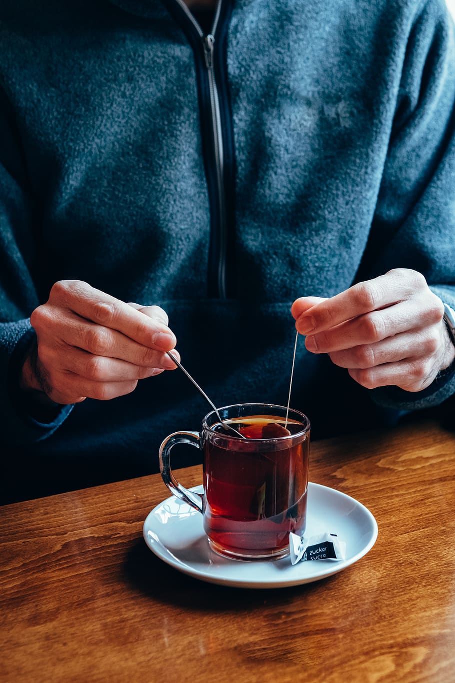 tassa, ple, te, humà, persona, gent, tassa de cafè, route de france 94, suïssa, saint-cergue, ceràmica, plat, restaurant, cafeteria, alcohol, begudes, còctel, beure, mans, llana, hivern, una persona, menjar i beguda, secció mitjana, refresc, cullera, utensili per menjar, vista frontal, celebració, estri de cuina, taula, mà humana, persones reals, mà, frescor, a l'interior, homes, primer pla, beguda calenta, vaixella, tassa de te, vidre, remenant, 5K