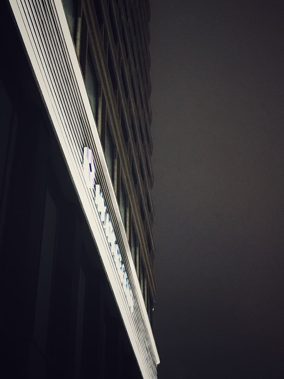 edificio, calle, arquitectura, estructura construida, vista de ángulo bajo, copia espacio, exterior del edificio, nadie, cielo, cielo limpio, ciudad, naturaleza, edificio de oficinas exterior, oscuro, al aire libre, oficina, moderno, día, rascacielos, negocio, 1080P
