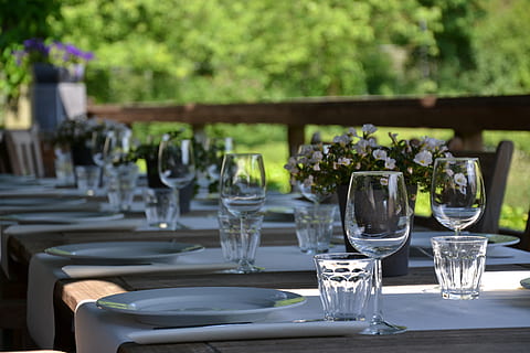 cena, tavola apparecchiata, coperto, invito, bicchiere, tavolo, cibo e bevande, attrezzature domestiche, vetro - materiale, bicchiere di vino, ambientazione, assenza, nessuno, natura, piatto, giorno, attività commerciale, ristorante, concentrarsi sulle conoscenze acquisite, bere, preparativi, natura morta, all'aperto, 4K, CC0, dominio pubblico, privo di copyright