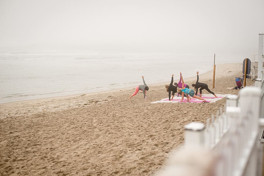 ogunquit, Estats Units, ogunquit beach, platja, aptitud, dones, yogis, platja de ioga, gimnàs, fer exercici, plujós, boira, estirament, maine, ioga, terra, sorra, mar, aigua, naturalesa, centrar-se en fons, cel, grup de persones, activitat d'oci, dia, persones reals, homes, viatge, vacances, festa, estils de vida, escenics - natura, bellesa a la natura, horitzó sobre l’aigua, a l'aire lliure, 5K