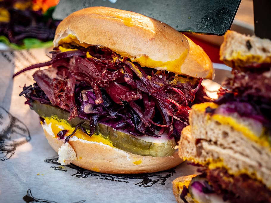 hamburguesa amb verdures, pa, pastes, cuina, deliciós, sopar, epicure, menjar, fotografia de menjar, fresc, créixer, saludable, sucós, enciam, dinar, carn, regust, mostassa, nutrició, ceba, adobats, entrepà, menjar de carrer, saborós, verdures, menjar i beguda, llest per menjar, hamburguesa, menjar poc saludable, menjar ràpid, frescor, primer pla, a l'interior, centrar-se en primer pla, cap gent, natura morta, carn de porc, tall, vegetals, carn processada, treureu menjar, berenar, temptació, 5K