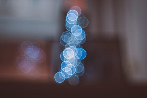 bokeh, fons, pilotes, llum, bombetes, lent, vintage, bombolles de sabó, sabó, discoteca, festa, vintagelens, cap gent, il·luminat, defocated, primer pla, a l'interior, llum - fenomen natural, blau, moviment, flare de la lent, disseny, tir de l'estudi, forma, equips d’il·luminació, moviment borrós, creativitat, brillant, cercle, grup d'objectes, nit, 4K, CC0, domini públic, lliure de regalies
