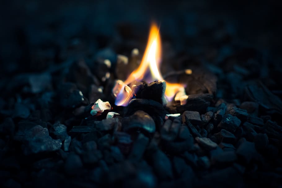fuoco, carbone, barbeque, ardente, fiamma, fuoco - fenomeno naturale, calore - temperatura, natura, nessuno, messa a fuoco selettiva, raggiante, illuminato, movimento, buio, avvicinamento, ambiente, all'aperto, combustibile fossile, terra, solido, falò, tentazione, 5K