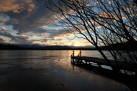 foto di silhouette, molo marittimo, circondato, alberi, spiaggia, nuvole, alba, bacino, molo, paesaggio, luce, oceano, riflessione, mare, paesaggio marino, cielo, acqua, nuvola - cielo, la tranquillità, scenics - natura, albero, bellezza nella natura, tramonto, scena tranquilla, nave nautica, natura, mezzi di trasporto, terra, modo di trasporto, silhouette, pianta, nessuno, all'aperto, 5K, CC0, dominio pubblico, privo di copyright