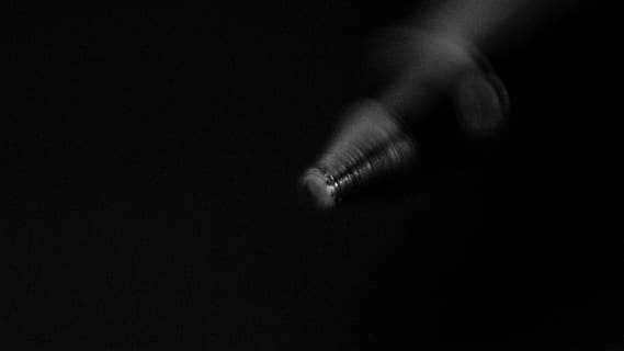 oscuro, bolígrafo, macro, negro, papel pintado, parte del cuerpo humano, fondo negro, parte del cuerpo, una persona, adentro, foto de estudio, copia espacio, adulto, de cerca, retrato, persona irreconocible, emoción, movimiento borroso, mano, movimiento, ansiedad, vista frontal, cabeza humana, cara humana, contemplación, dedo, agresión, 4K, CC0, dominio público, libre de derechos