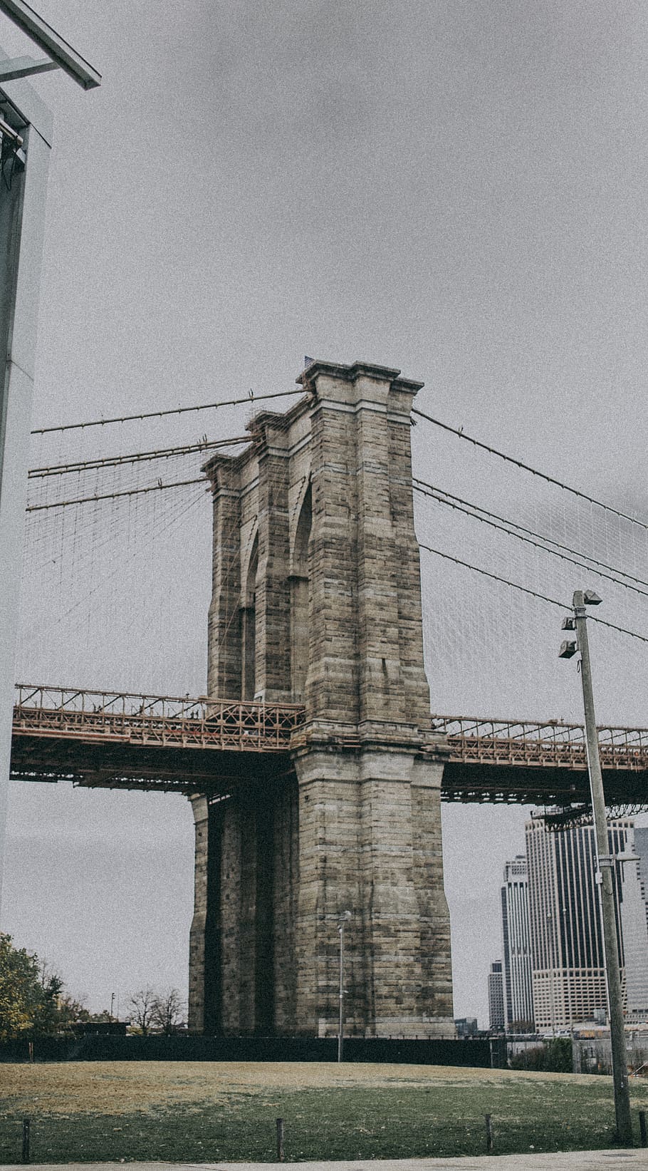 pont de Brooklyn, pont, arquitectura, edifici, cable, nova York, new york, carretera, ny, arquitectònic, detall del pont, cable de pont, soroll, Brooklyn, dumbo brooklyn, nyc, manera, línies elèctriques, torre de transmissió elèctrica, construcció, estructura construïda, cel, exterior de l'edifici, naturalesa, cap gent, vista d’angle baix, dia, connexió, a l'aire lliure, cel clar, viatjar, destinacions de viatge, indústria, turisme, alta - alta, religió, pont - estructura feta per l'home, 5K