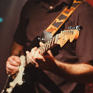 mężczyzna gra na gitarze, gitara, zajęcia rekreacyjne, instrument muzyczny, gitara elektryczna, człowiek, osoba, muzyk, muzyka, skała, zespół muzyczny, gra, piosenka, koncert, gitara basowa, palec, lutnia, gitarzysta, wykonawca, mandolina, kryształ, sprzęt muzyczny, instrument smyczkowy, kultura i rozrywka artystyczna, jedna osoba, artysta, brzuch, wydajność, umiejętność, prawdziwi ludzie, wyrywanie instrumentu, strunowy, mężczyźni, wewnątrz, zajęcia rozrywkowe, muzyka rockowa, dłoń, etap, 4K, CC0, domena publiczna, darmowe zdjęcia