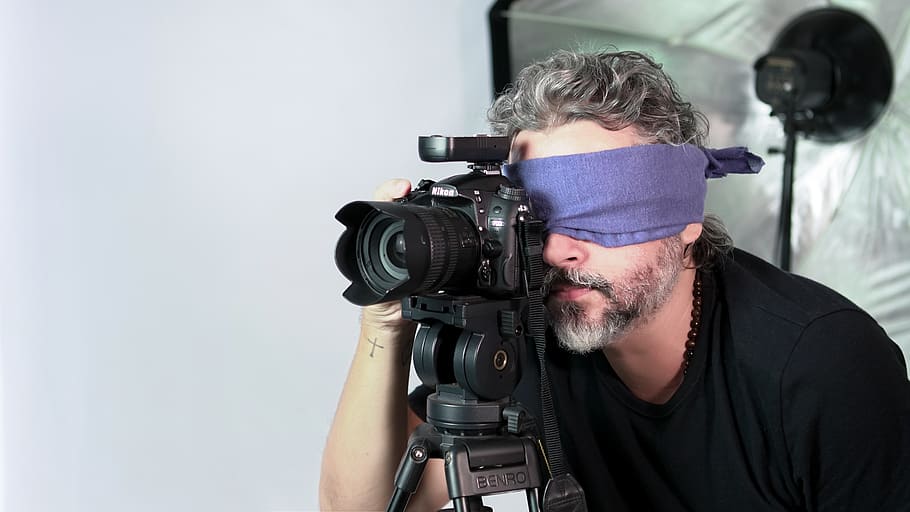 home de la càmera, venda dels ulls, persona, humà, electrònica, càmera, trípode, fotografia, foto, casella d'aus, fotògraf, càmera de vídeo, cara, lent de la càmera, roba, vestits de bany, ocell, aus aquàtiques, animal, retrat, pantalla, tecnologia, temes de fotografia, càmera - equip fotogràfic, càmera de televisió, tirada al cap, una persona, ocupació, a l'interior, homes, industria del cinema, experiència, adult, ocupació professional, cultura i entreteniment artístic, operador de càmera, rodatge, vista frontal, vídeo, 5K