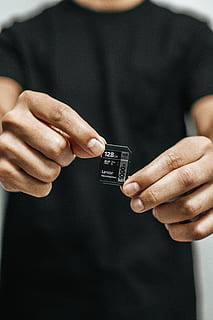 schwarz, Mikro, SD-Kartenadapter, Mensch, Person, Hand, Finger, Medikation, Text, Kreditkarte, Pille, Kontaktlinse, Faust, Nagel, Plektrum, Sicherheit, Zauberwürfel, Aufzug, Geld, Venen, Draht, riechen, Schulter, halten, Mittelteil, menschliche Hand, eine Person, echte Menschen, Technologie, Fokus auf den Vordergrund, menschliches Körperteil, Nahansicht, Männer, Vorderansicht, Kommunikation, Erwachsene, Lebensstile, kabellose Technologie, Verbindung, Finanzen, Frau, 5K, CC0, gemeinfrei, lizenzfrei